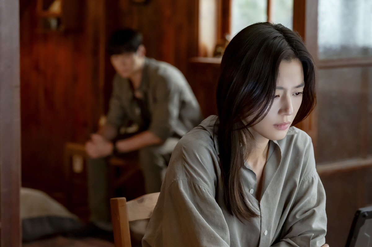 경계와 이끌림의 순간..'북극성' 전지현, 그리고 강동원 스틸 공개