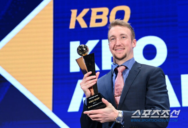 韓 MVP 훈장 달고 나선 ML 정복의 길, 두 번 쫓겨난 페디...1년…