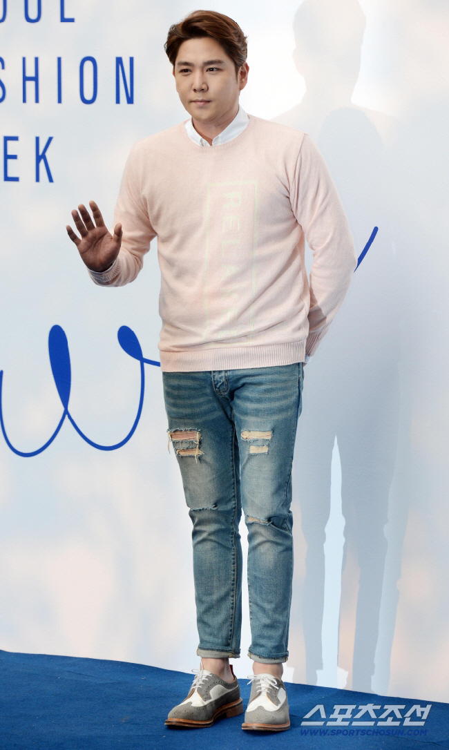 강인, '슈주 20주년 콘서트' 관객석서 포착…'中 멤버' 조미와 응원
