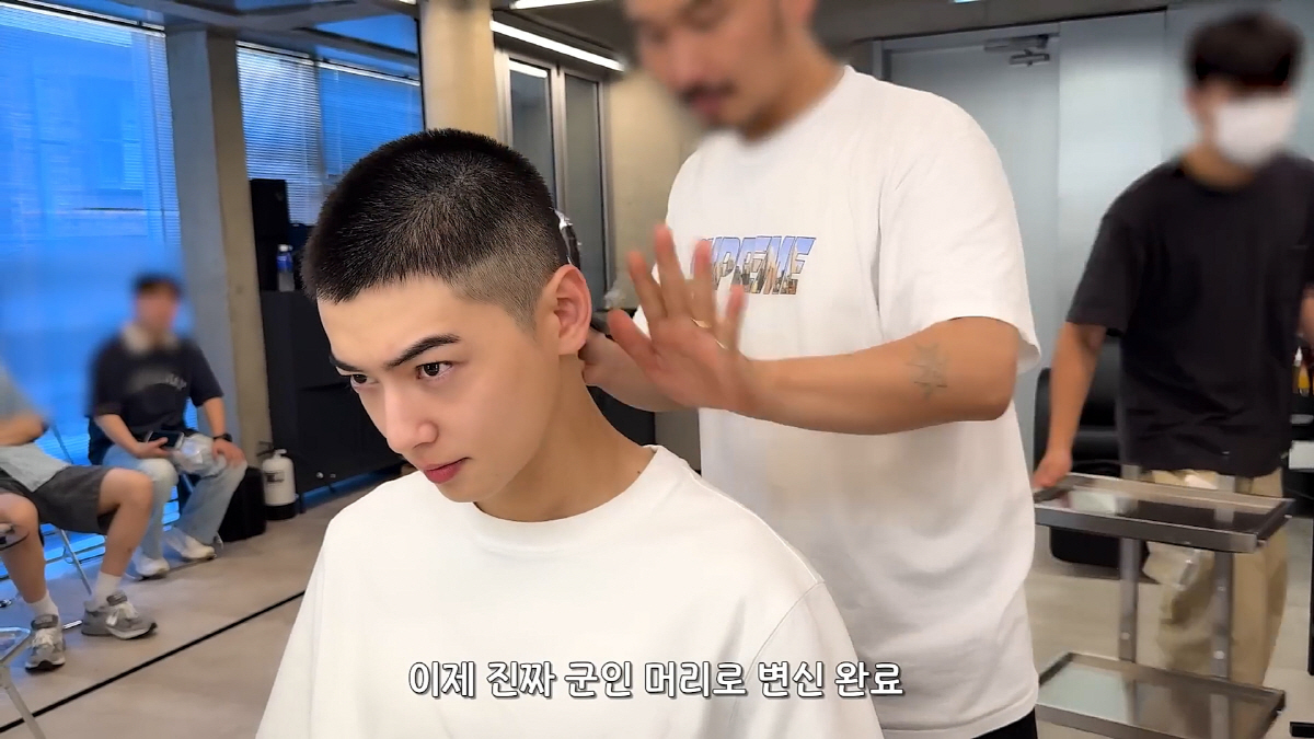 차은우, 입대전 마지막 모습 깜짝 공개…"연예인 아닌 일반인 이동민으로 …