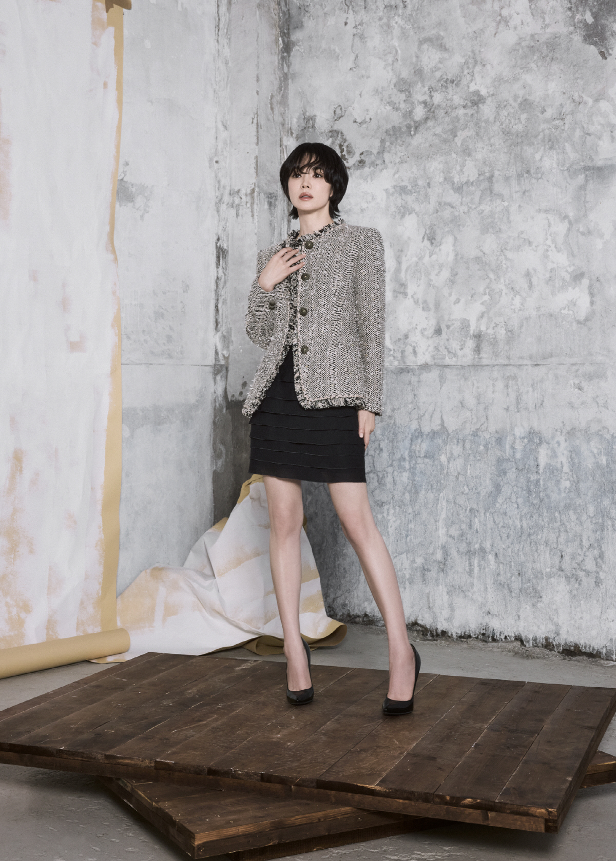 송혜교, '파격적인 숏컷' 몰라보겠네..이미지 확 달라진 스타일링 [화보…