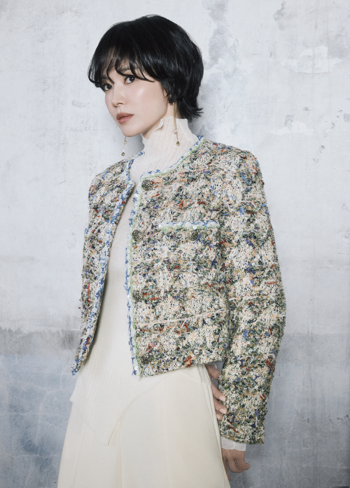 송혜교, '파격적인 숏컷' 몰라보겠네..이미지 확 달라진 스타일링 [화보…