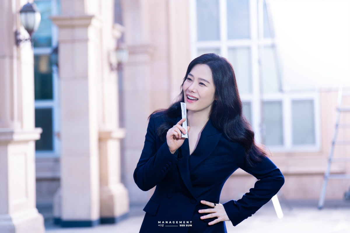 '77년생·48세' 김현주, 빈틈 1도 없는 도자기 피부…"이 나이에 이…