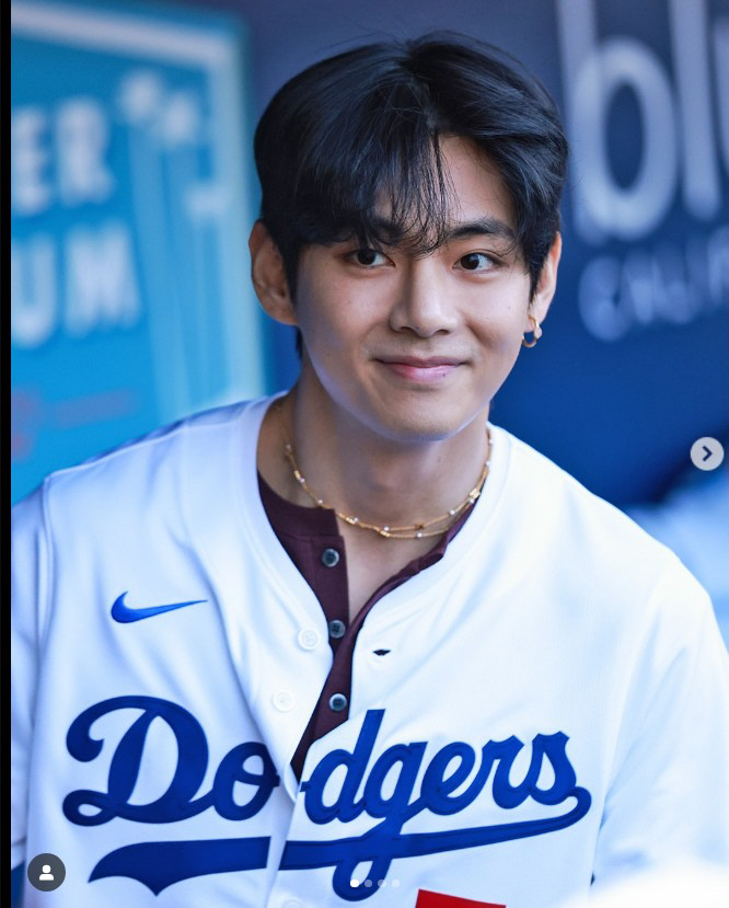 BTS 뷔, 벌크업 한 보람 있네...193cm 오타니 옆에서도 늠름
