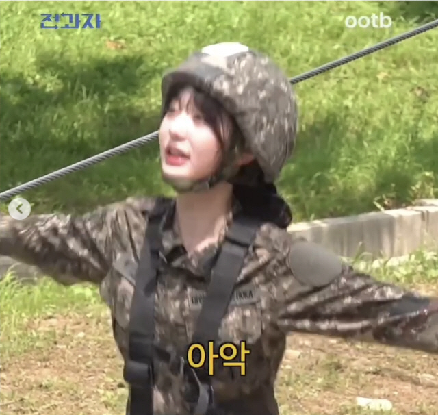 장원영, 목장갑 거꾸로 끼고 넋나간 표정...첫 군복 차림 깜짝 등장