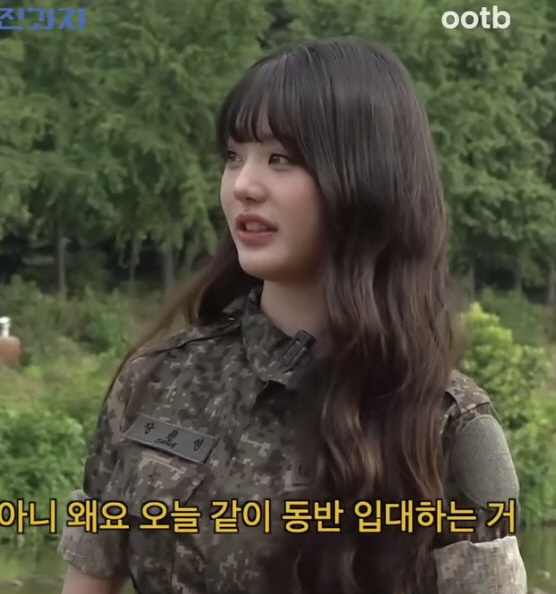 장원영, 목장갑 거꾸로 끼고 넋나간 표정...첫 군복 차림 깜짝 등장