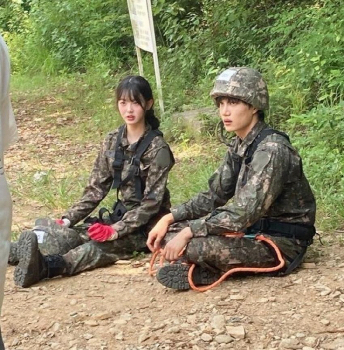 장원영, 목장갑 거꾸로 끼고 넋나간 표정...첫 군복 차림 깜짝 등장
