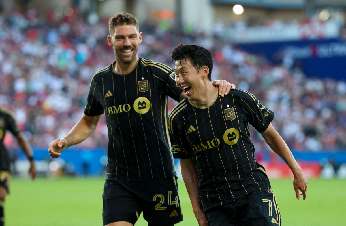 33살 손흥민의 통장은 마르지 않는다, EPL 떠나도 주급 3억5000만…