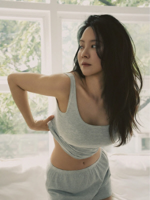 송지효, 직접 나섰다…속옷브랜드 운영에 모델까지→숨겨놨던 '굴곡 몸매' 공개