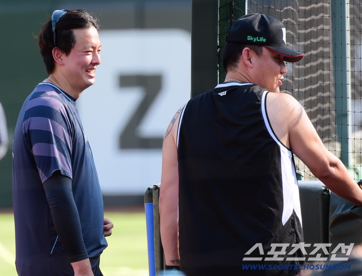 롯데 놀러 온 장성우 반긴 김원중 [영상]