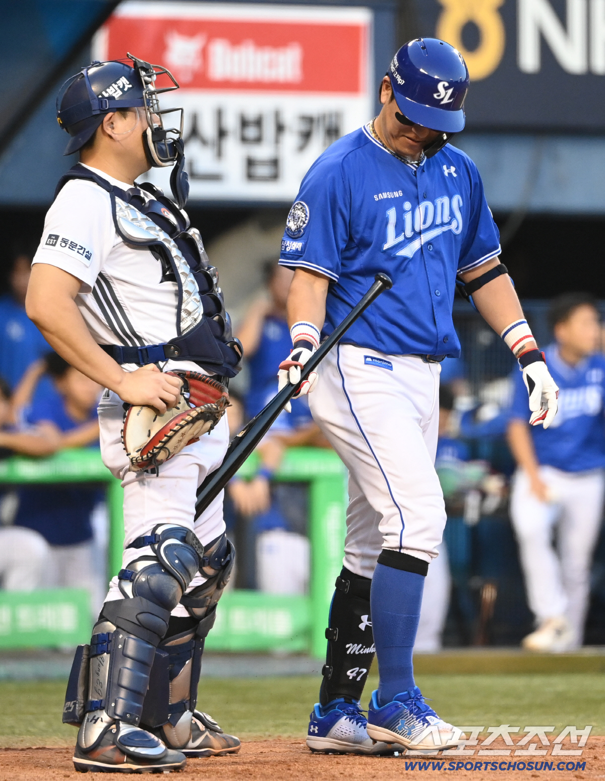 [포토] 양의지 위로하는 강민호, 많이 아파?