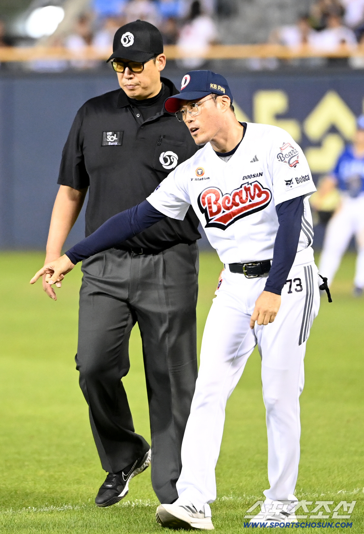 '이게 파울이야?' 왜 조성환 감독대행은 퇴장 불사하고 뛰어나왔나[잠실 …