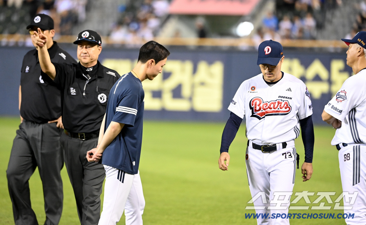 '이게 파울이야?' 왜 조성환 감독대행은 퇴장 불사하고 뛰어나왔나[잠실 …