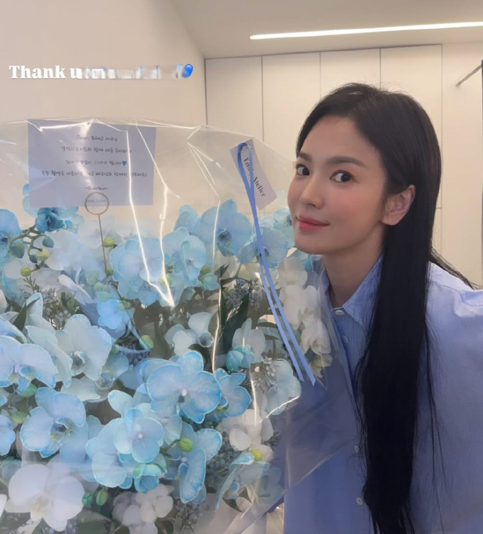 송혜교, 꽃다발 품에 안고 수줍 '♥'.."감사합니다"