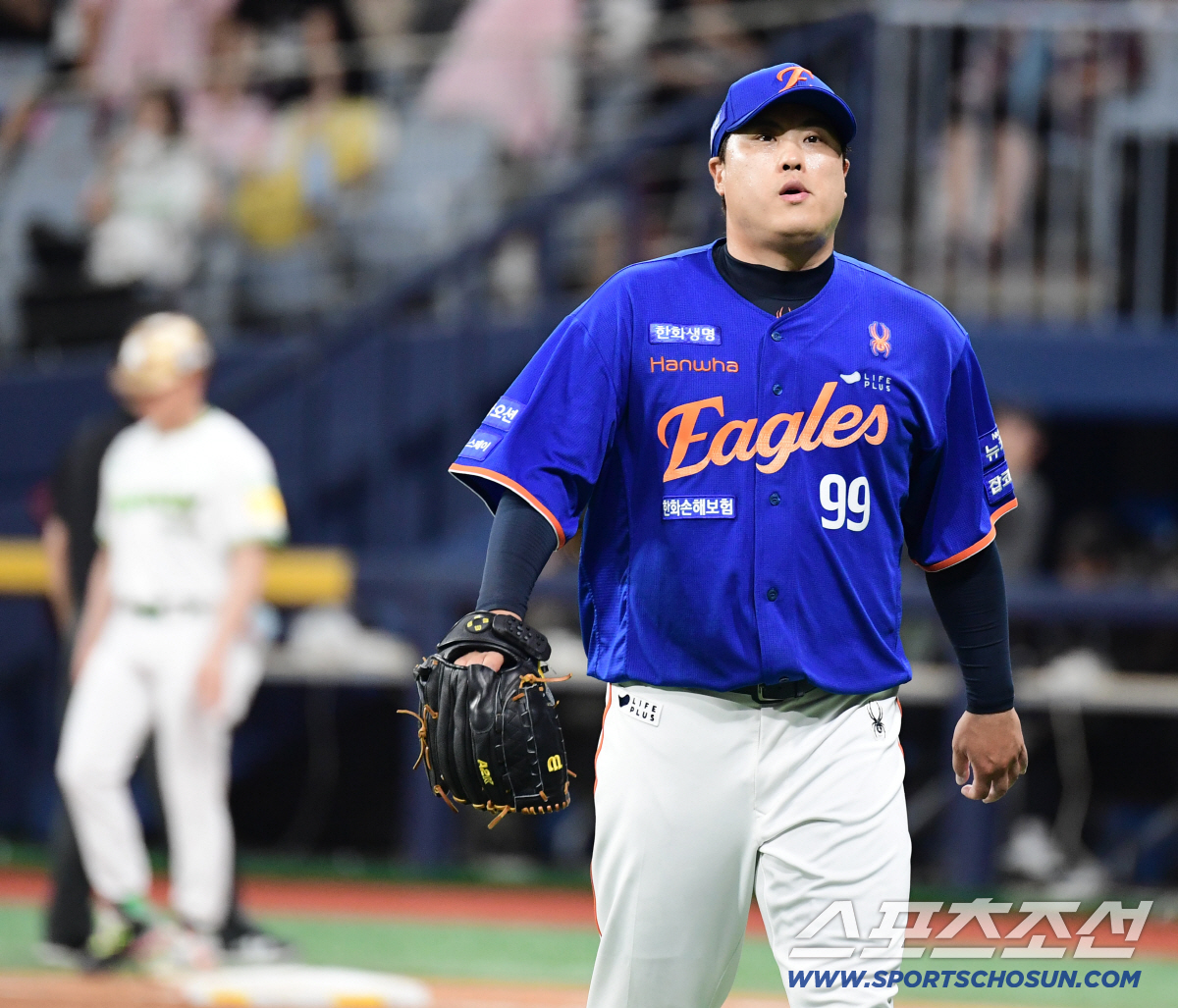 문현빈이 해냈다! 류현진 역대 4번째 기록 달성…한화, 2위는 굳힌다 '…