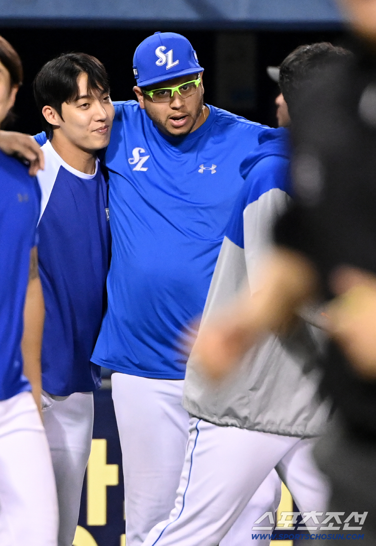 [포토] 후라도, 원태인 승리투수 축하!