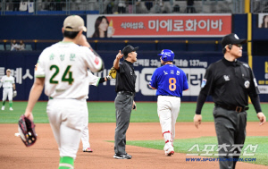 '어? 공이 사라졌다' 고척돔에서만 볼 수 있는 2루타입니다 
