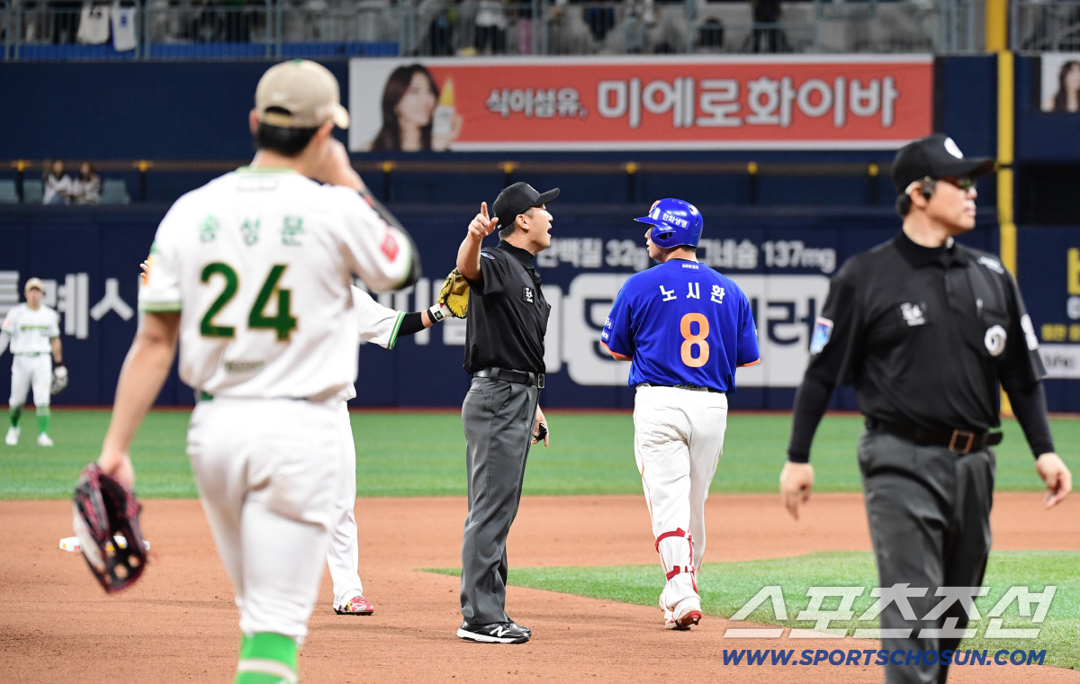 '어? 공이 사라졌다' 고척돔에서만 볼 수 있는 2루타입니다 "아웃일 줄…