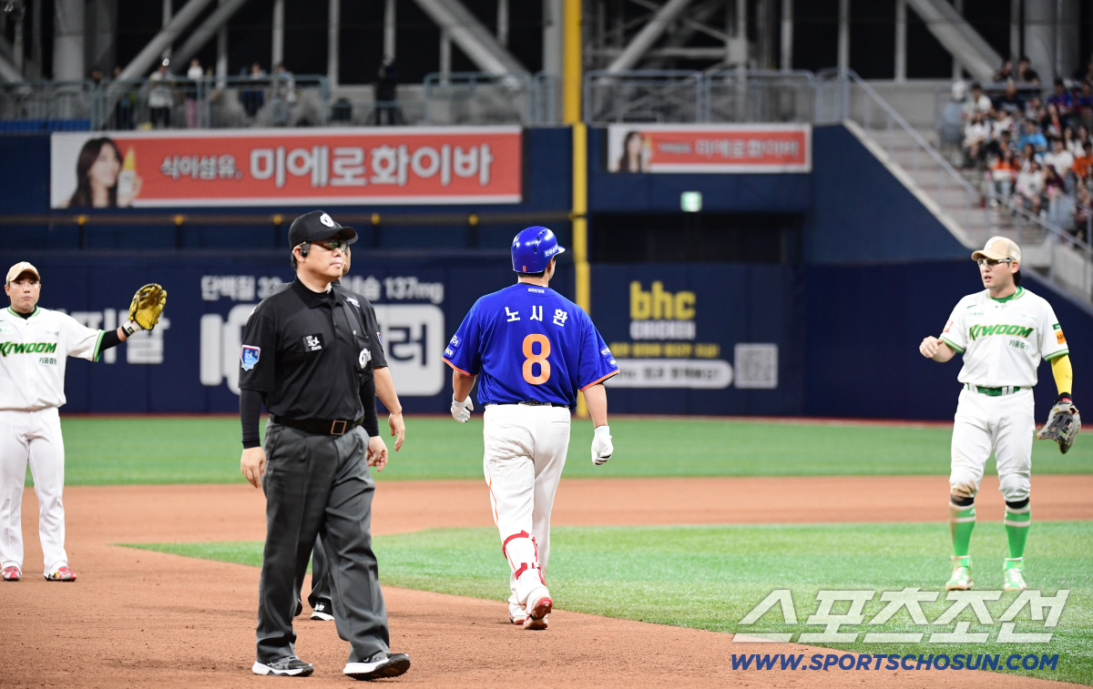 '어? 공이 사라졌다' 고척돔에서만 볼 수 있는 2루타입니다 "아웃일 줄…