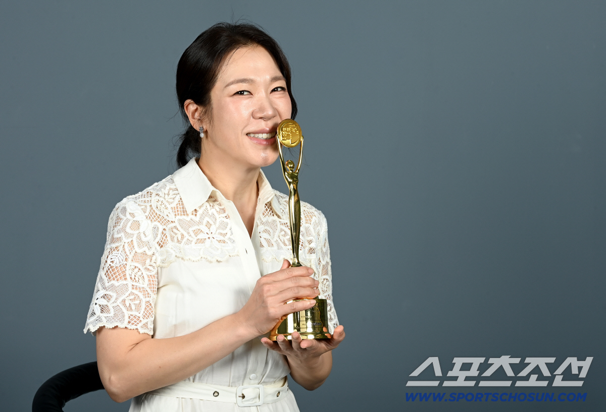 [단독] '폭싹' 여우조연상 염혜란 "'청룡'은 꿈의 무대..25년 전 …