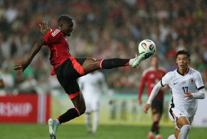 "대반전!" 맨유 '벤치 워머 추락' 0경기 출전, 레알 마드리드 러브콜 '1년 임대 희망'→협상 난항 재계약 논의