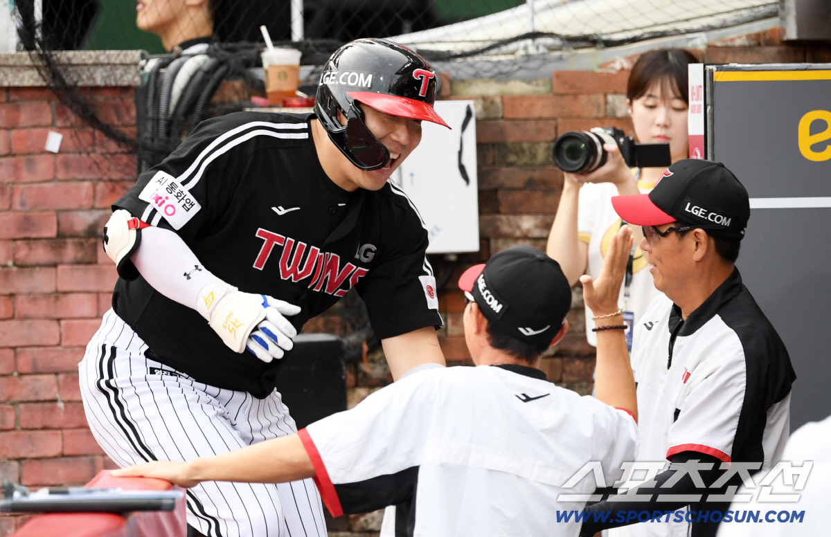 2511안타 치고서 수비하다 쥐나서 교체→선발 제외. 김현수 대신 천성호…