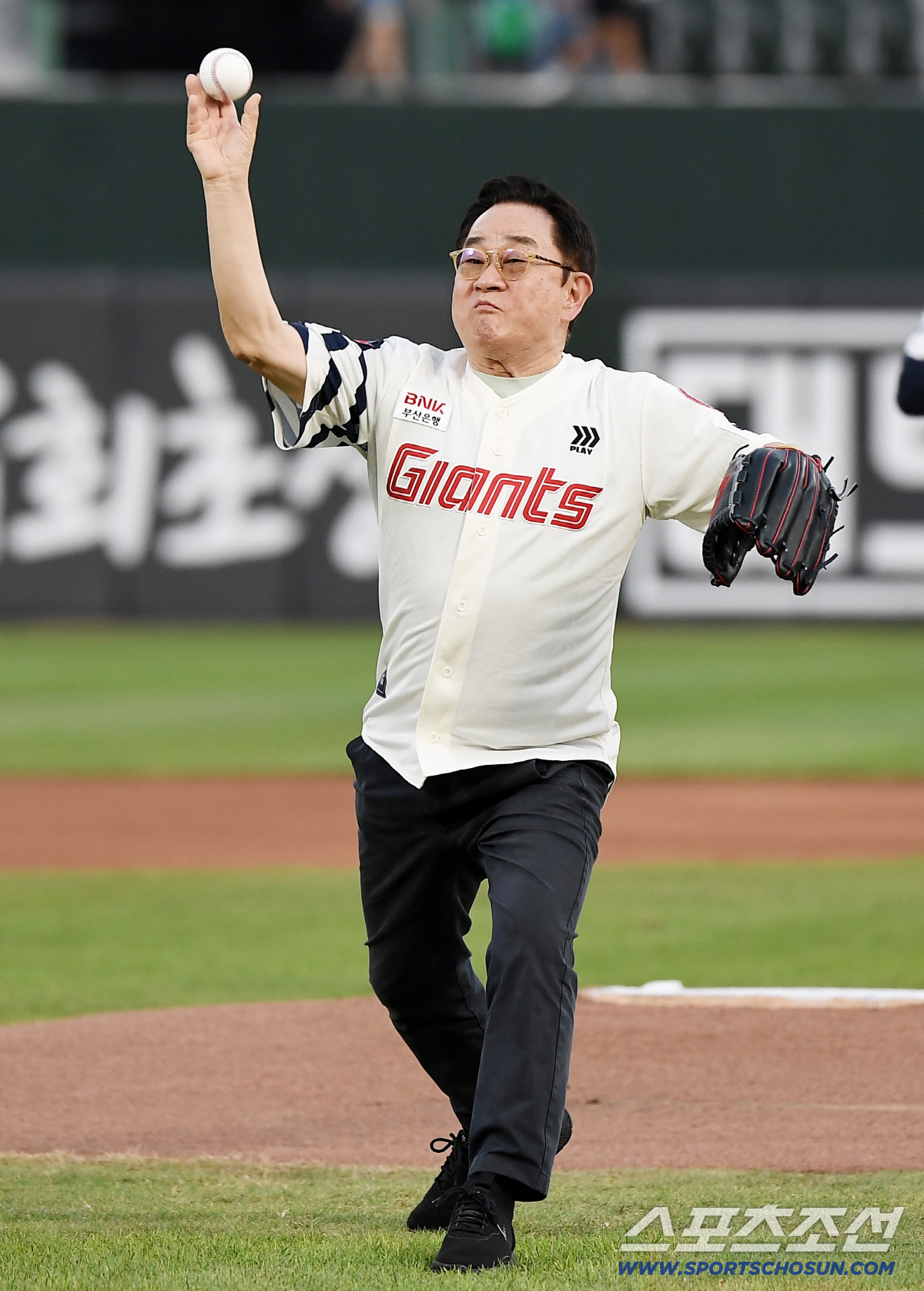 [포토] 사직 마운드에 선 이홍렬