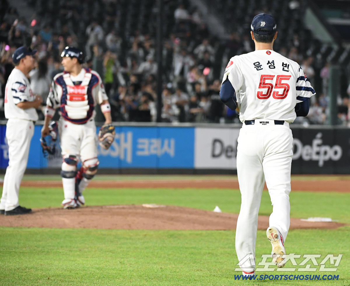 [포토] 만루 위기에서 마운드 오르는 윤성빈