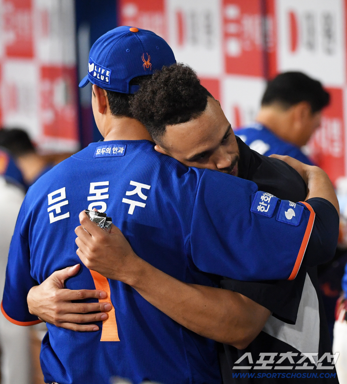 [포토] 문동주-리베라토 '뜨거운 포옹'