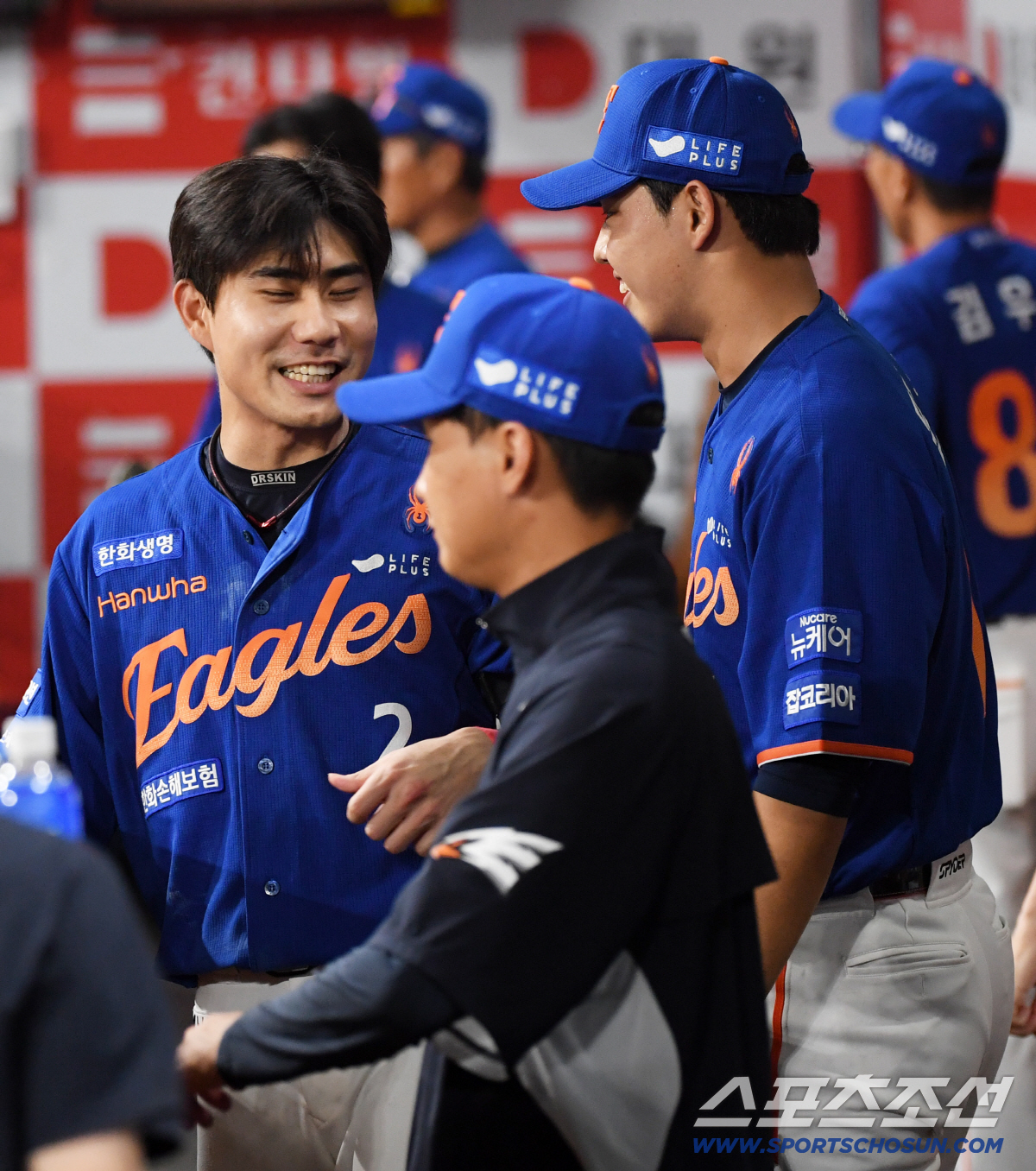[포토] 심우준 찾아간 문동주 '괜찮아요'