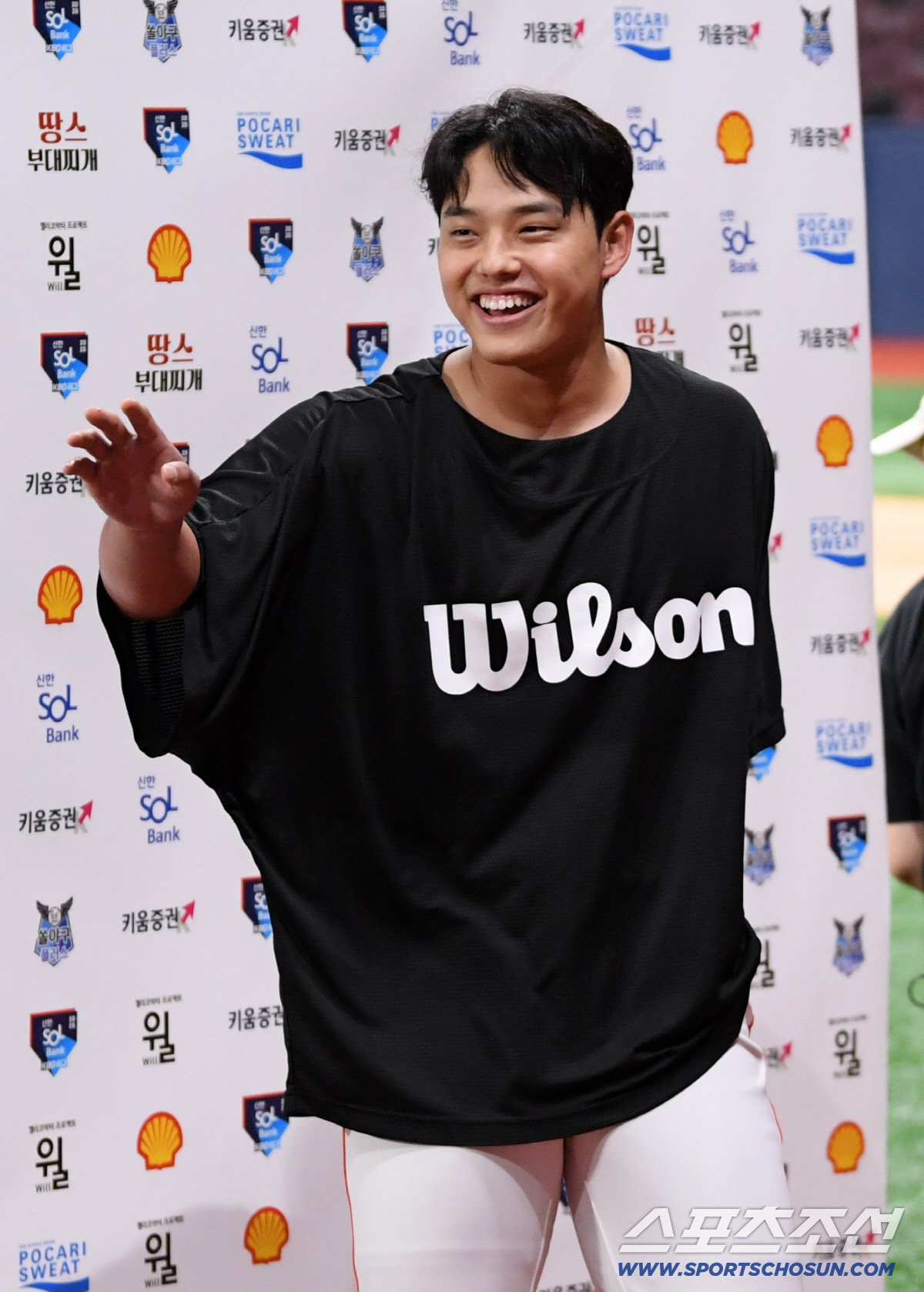 [포토] 데뷔 첫 10승 문동주 '잠깐만'