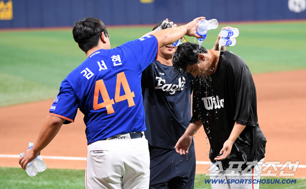 [포토] 데뷔 첫 10승 문동주 향해 물세례하는 김서현