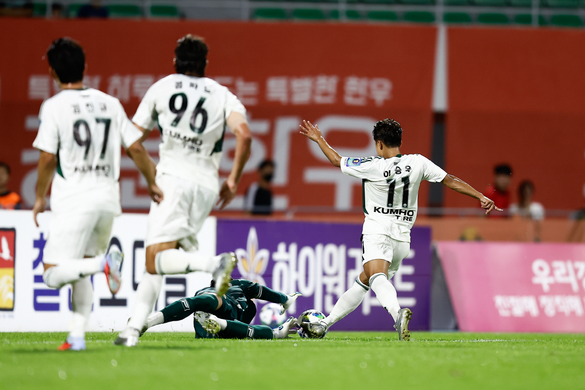[코리아컵 현장리뷰]'판정 항의로 X자 그리며 퇴장한 포옛' 전북의 반전…