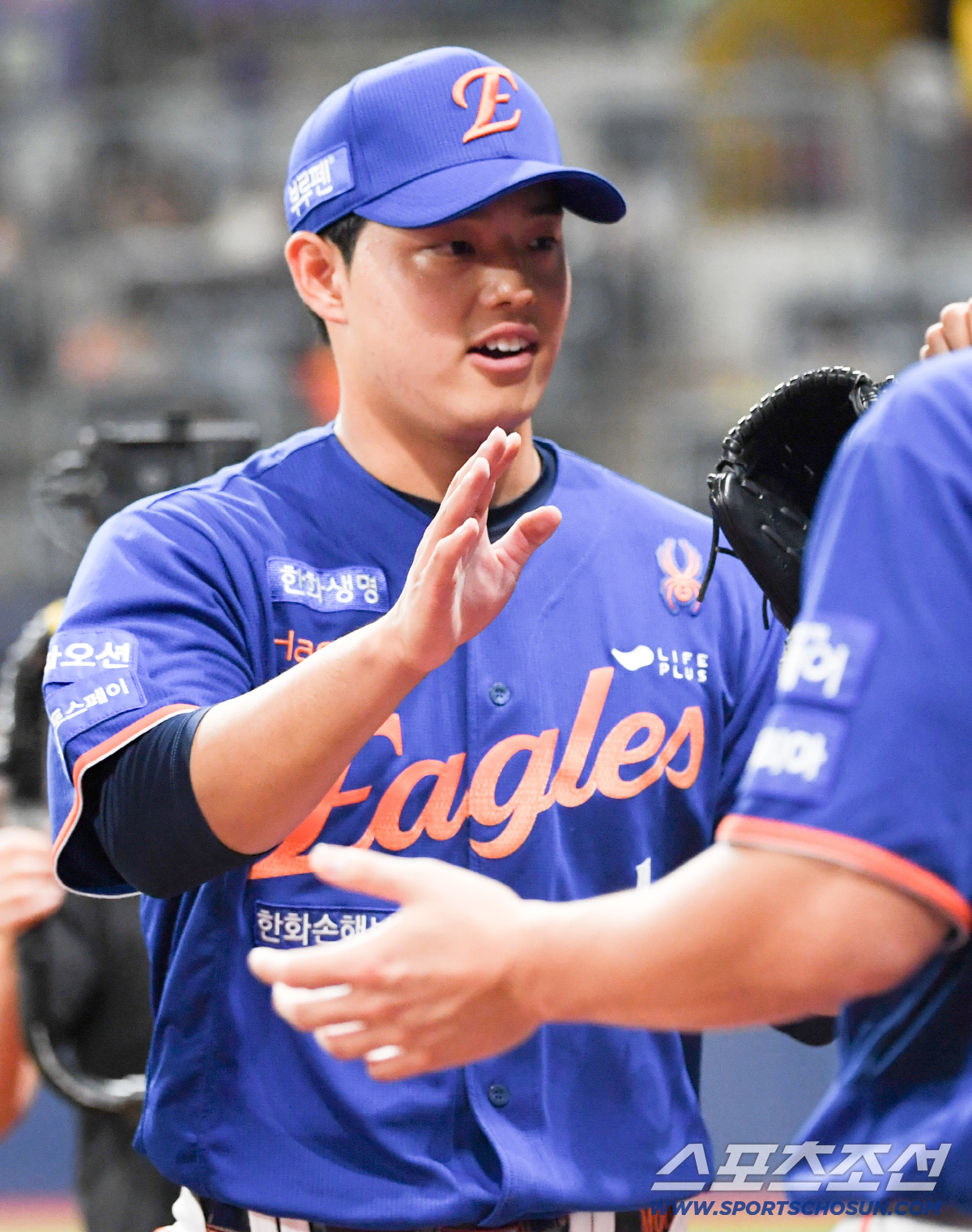 문동주도 10승 대열 합류→짜릿 얼음물 샤워까지…"빨리 하고 싶다는 생각…