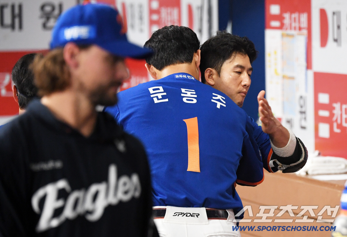 '159km 강속구보다 빛났던 마음' 문동주는 두팔 벌려 심우준을 안았다…