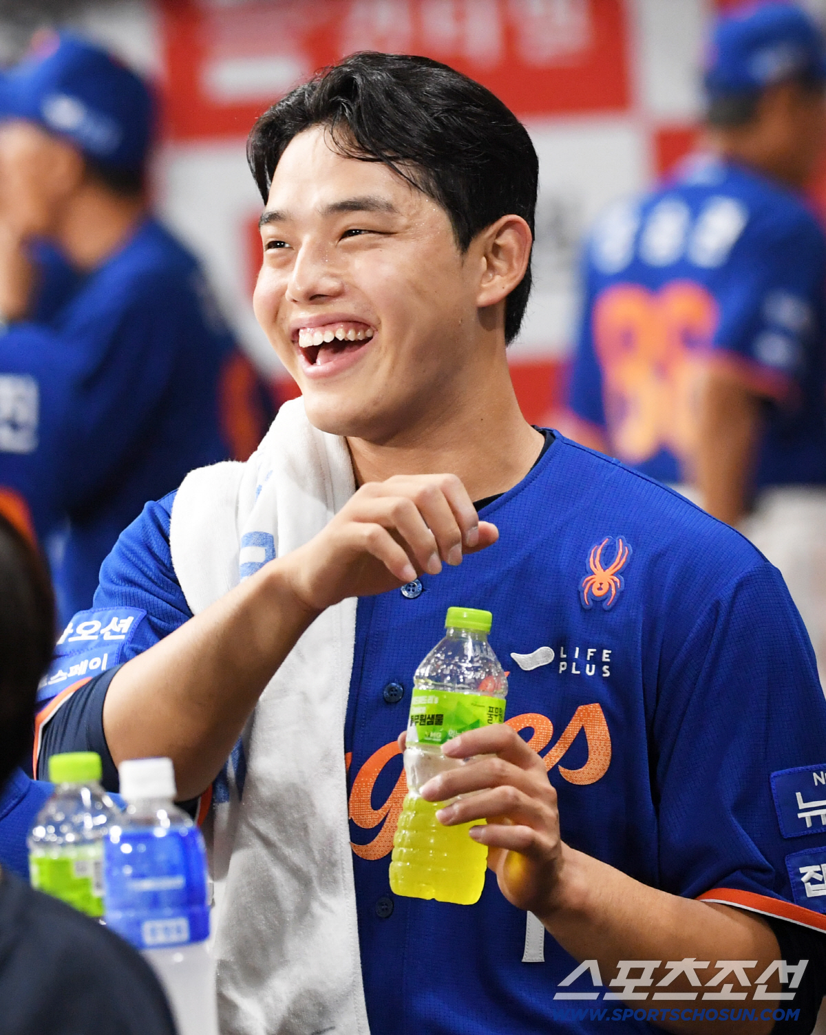'159km 강속구보다 빛났던 마음' 문동주는 두팔 벌려 심우준을 안았다…