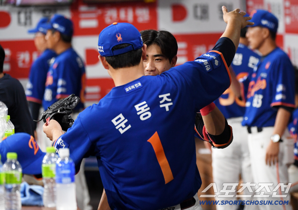 '159km 강속구보다 빛났던 마음' 문동주는 두팔 벌려 심우준을 안았다…