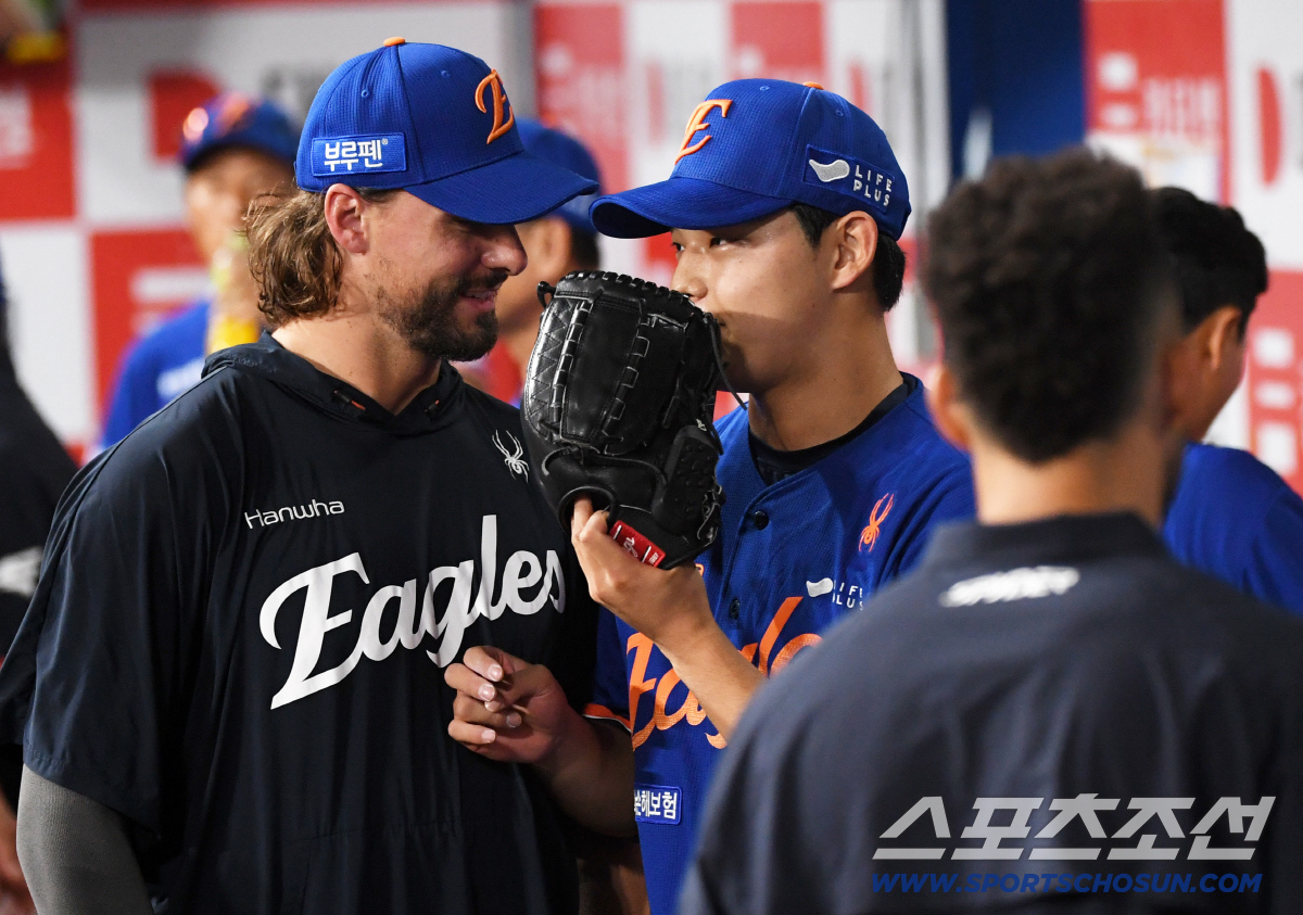 '159km 강속구보다 빛났던 마음' 문동주는 두팔 벌려 심우준을 안았다…