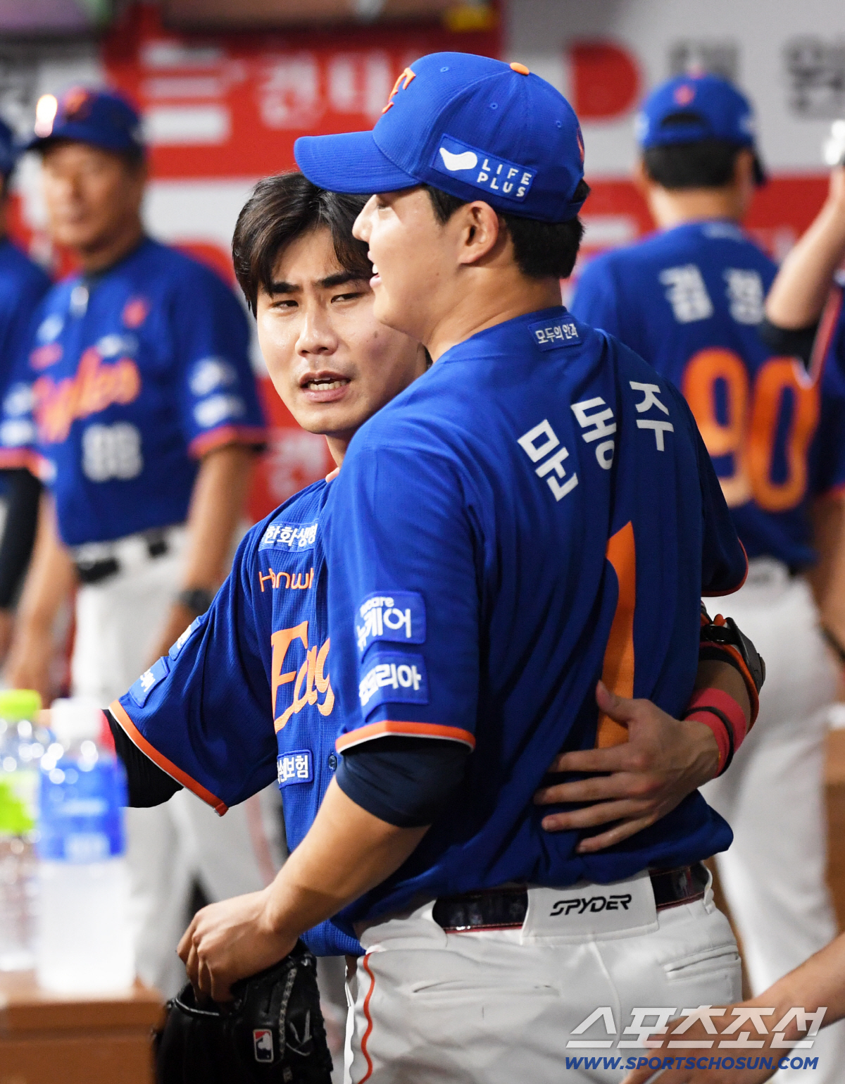 '159km 강속구보다 빛났던 마음' 문동주는 두팔 벌려 심우준을 안았다…
