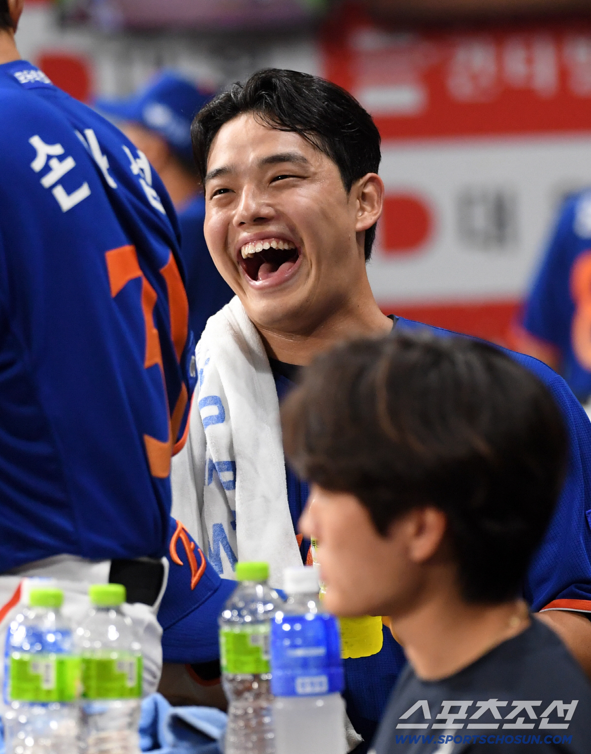 '159km 강속구보다 빛났던 마음' 문동주는 두팔 벌려 심우준을 안았다…
