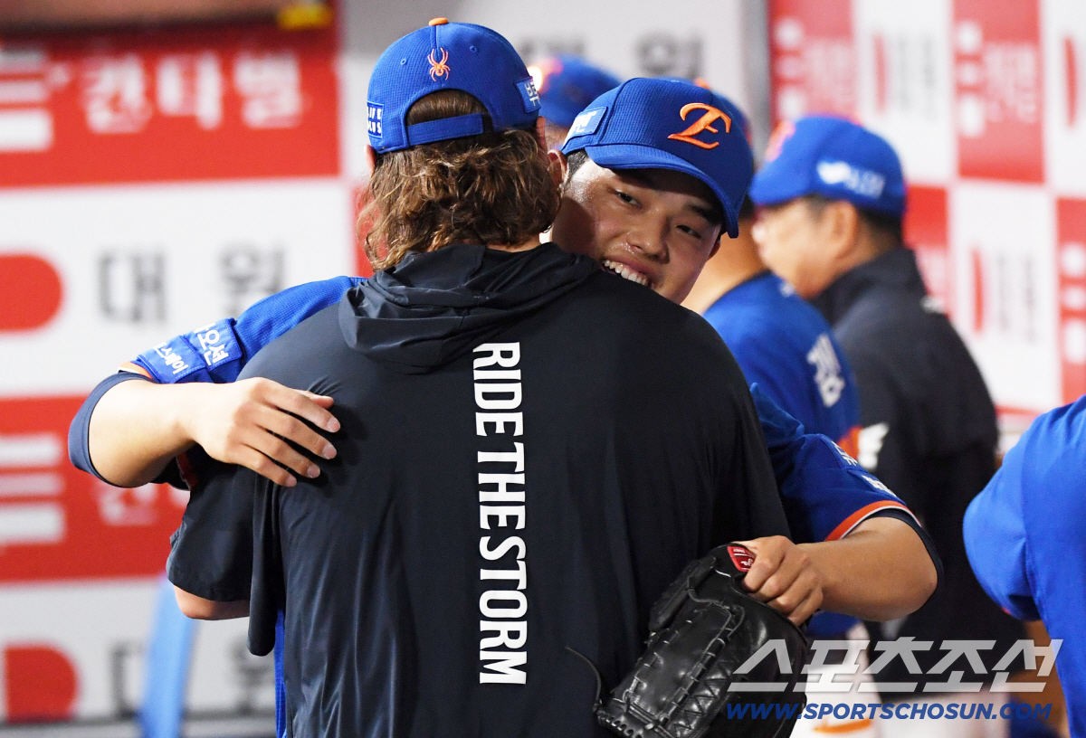 '159km 강속구보다 빛났던 마음' 문동주는 두팔 벌려 심우준을 안았다…