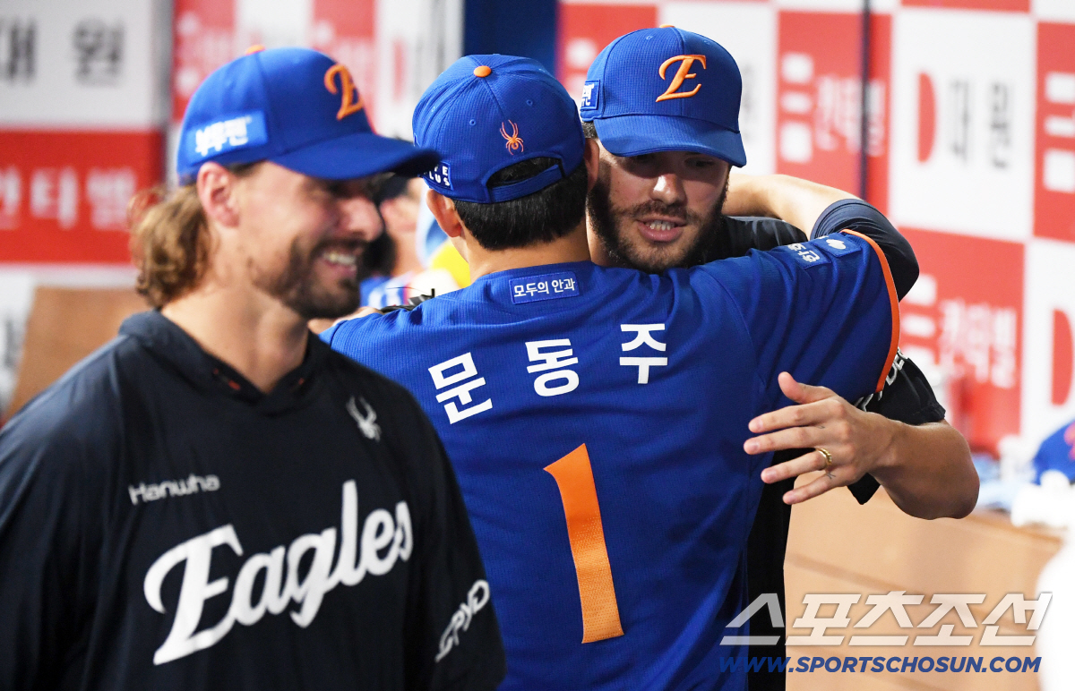 '159km 강속구보다 빛났던 마음' 문동주는 두팔 벌려 심우준을 안았다…