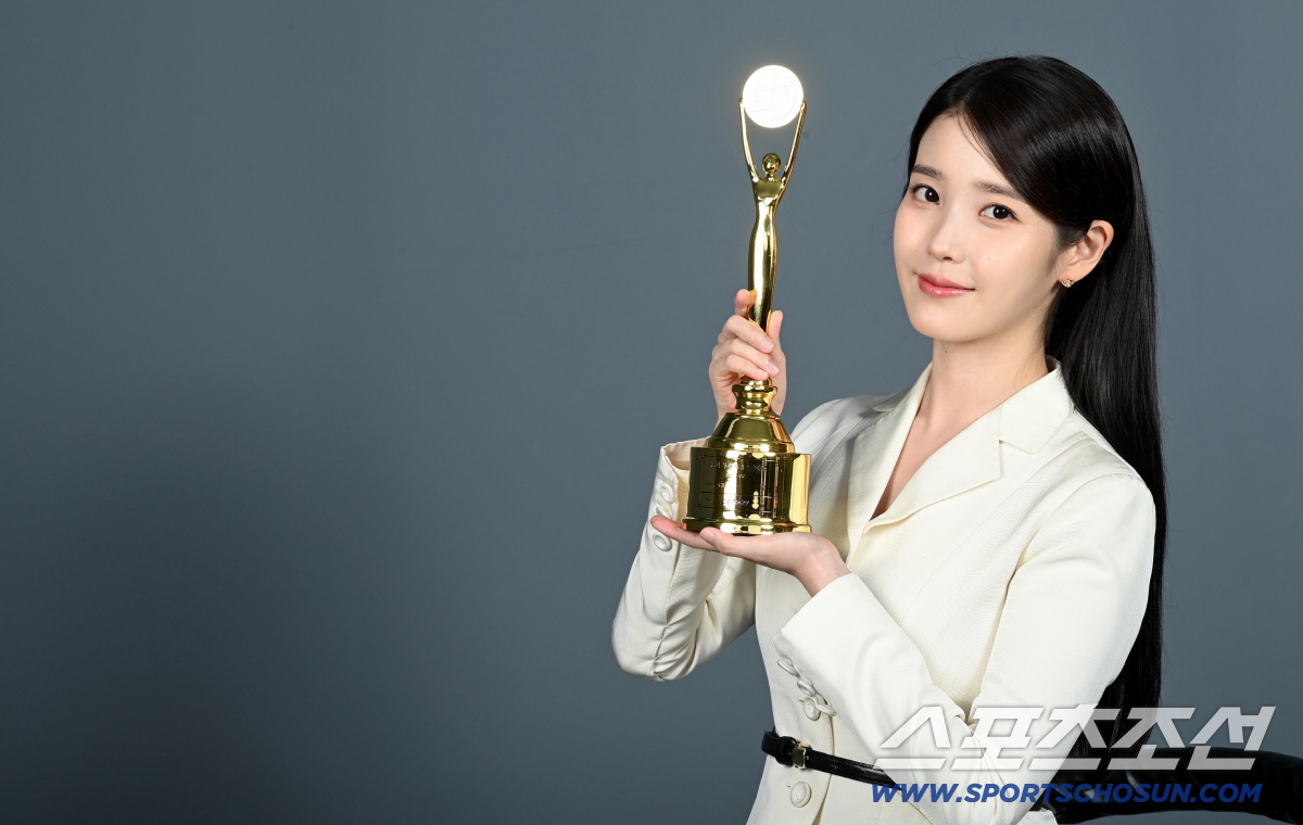 [단독] '폭싹' 여우주연상 아이유 "무대공포증에 과호흡 와..이렇게 떤…