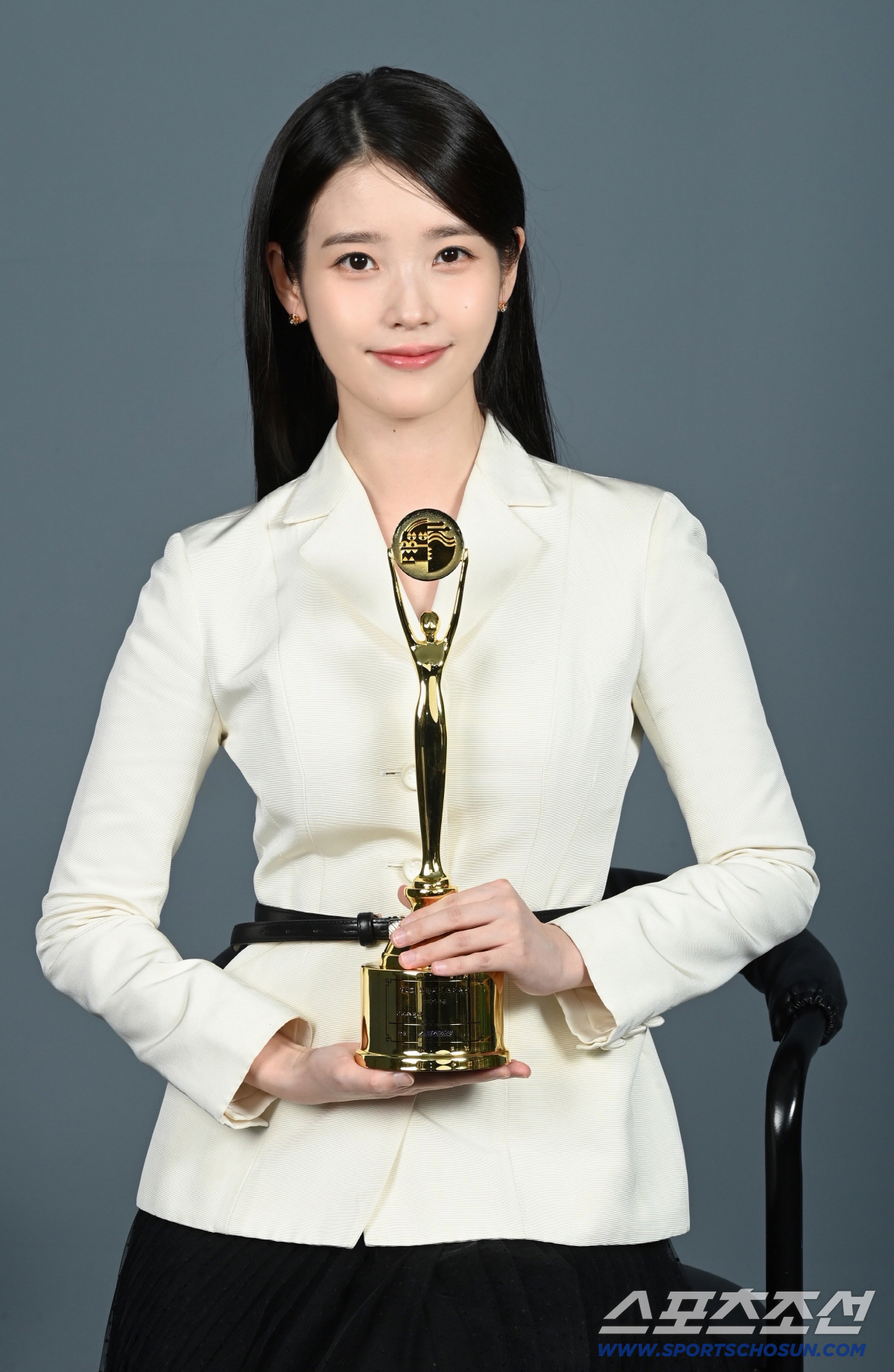 [단독] '폭싹' 여우주연상 아이유 "무대공포증에 과호흡 와..이렇게 떤…