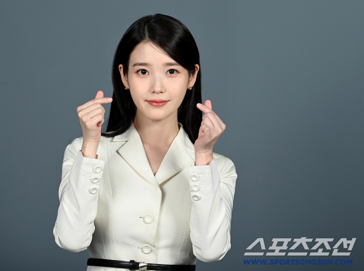 [단독] '폭싹' 여우주연상 아이유 "무대공포증에 과호흡 와..이렇게 떤…