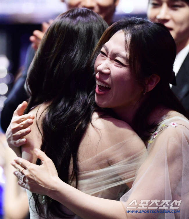 [단독] '폭싹' 여우주연상 아이유 "무대공포증에 과호흡 와..이렇게 떤…