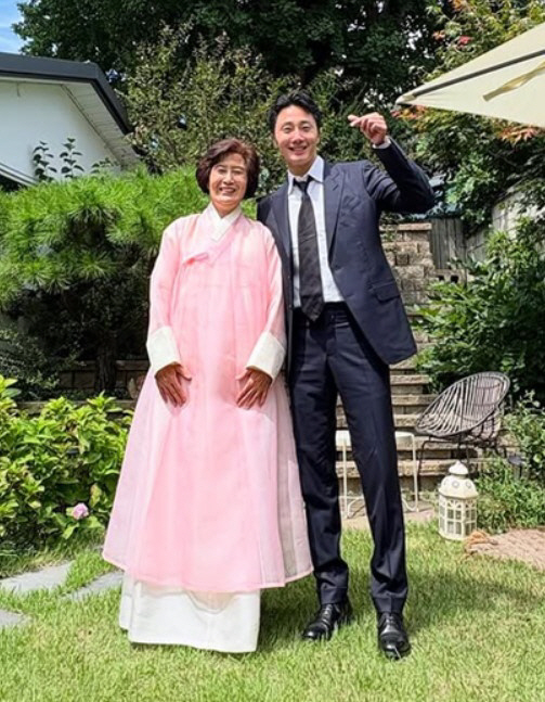 정일우, 교수 어머니 정년퇴임..애틋 고백+훈훈 인증샷까지 공개