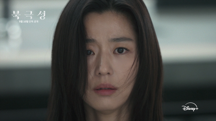 [공식] 전지현·강동원 첩보 멜로 ‘북극성’, 캐릭터 영상 공개…위험 속…