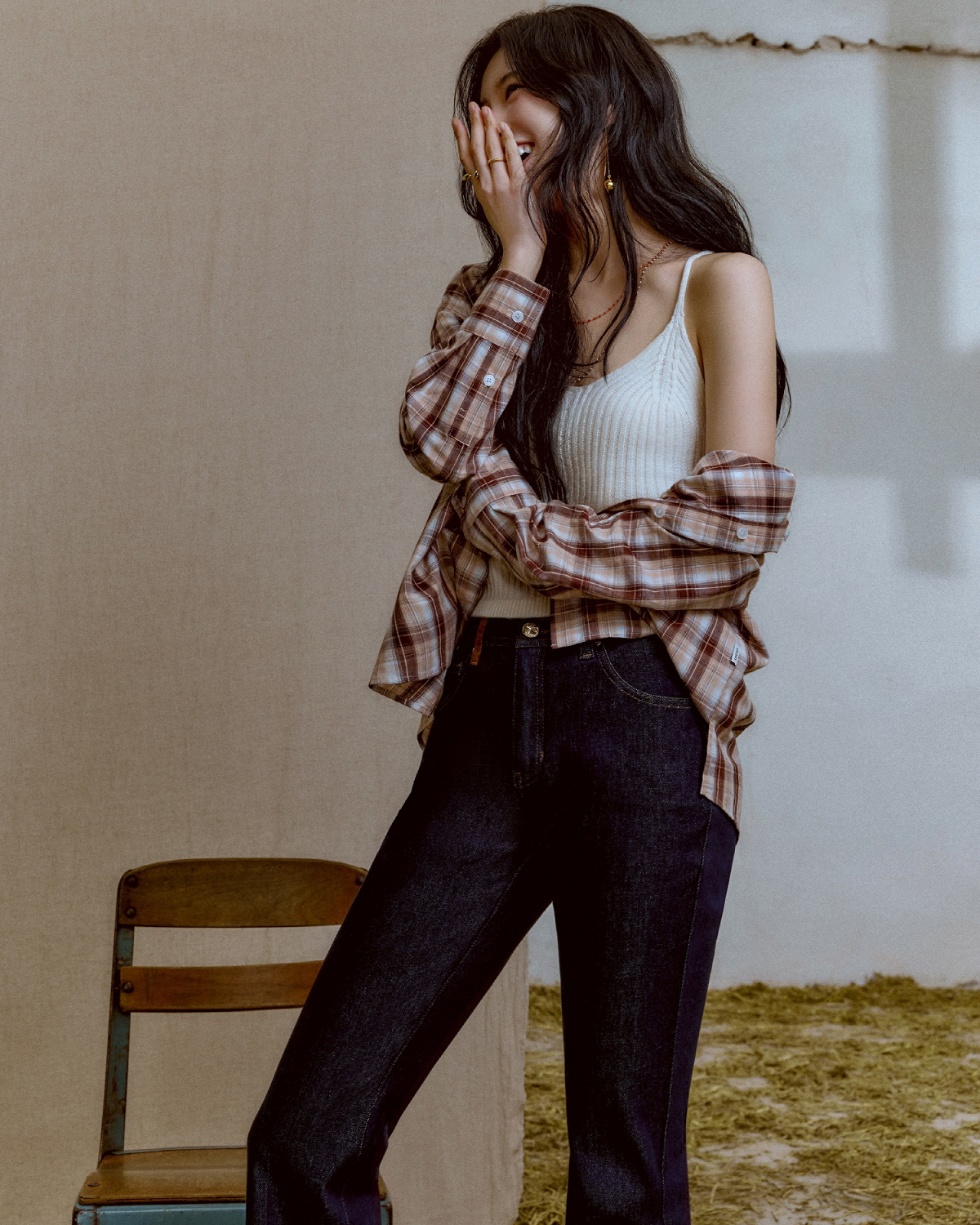 수지, 셔츠 살짝 내리고 까르르..'영원한 첫사랑 아이콘'