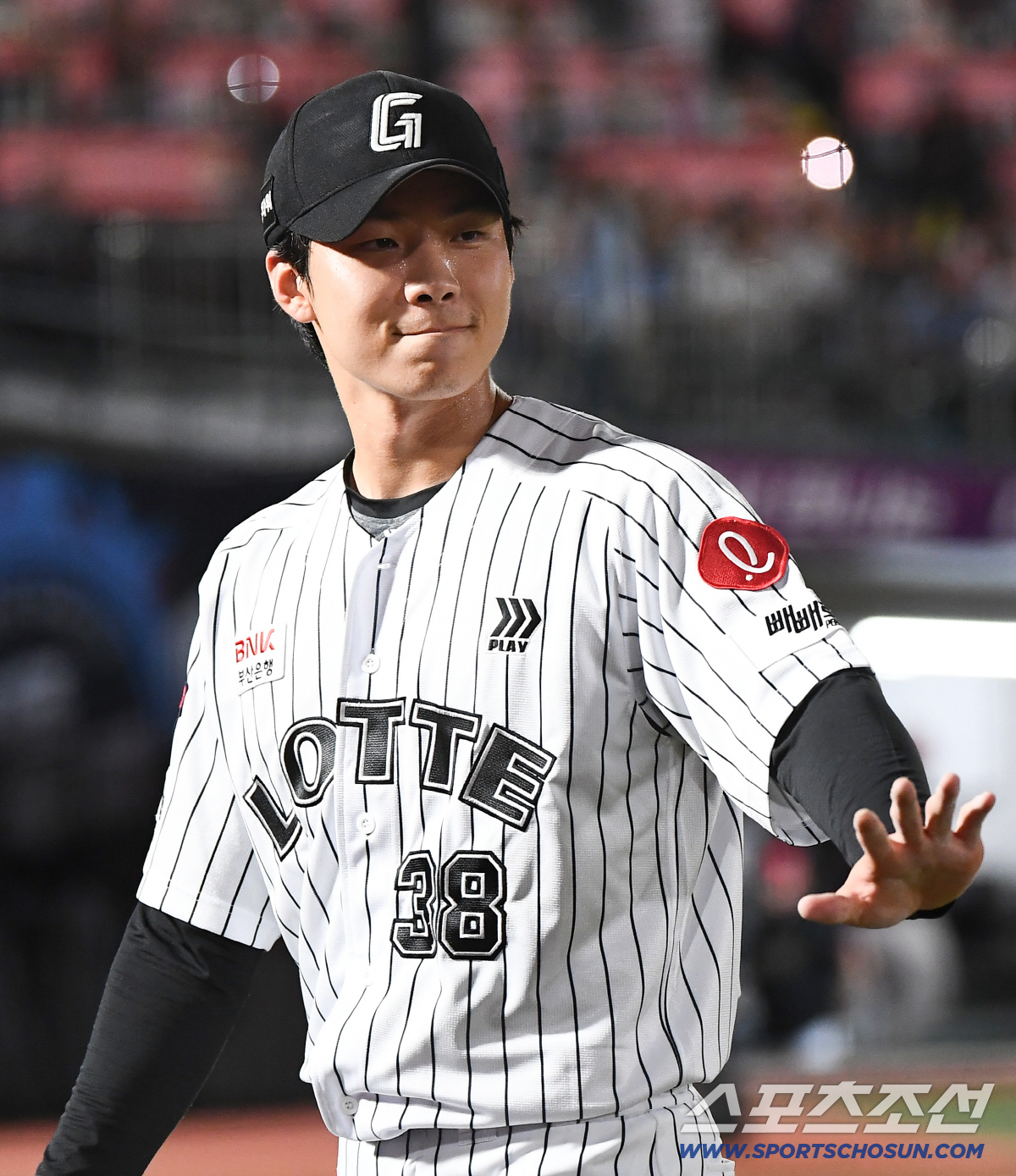 '156㎞ 파이어볼러' 홍민기, 팔꿈치 이상없다…가슴 쓸어내린 롯데 "검…